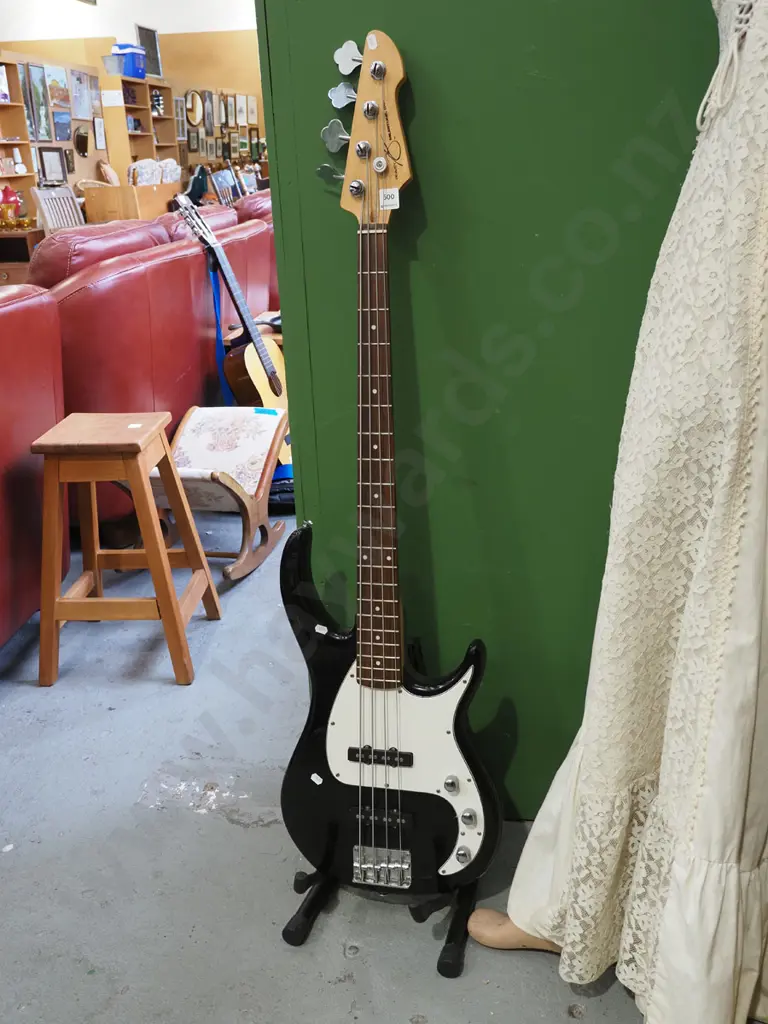 Peavey Milestone BXP electric bass guitar and stand Image 1++