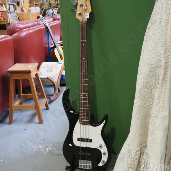 Peavey Milestone BXP electric bass guitar and stand