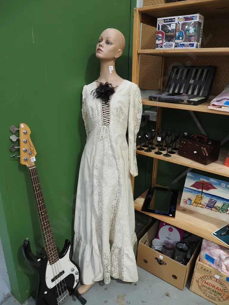 female shop mannequin   Image 1++
