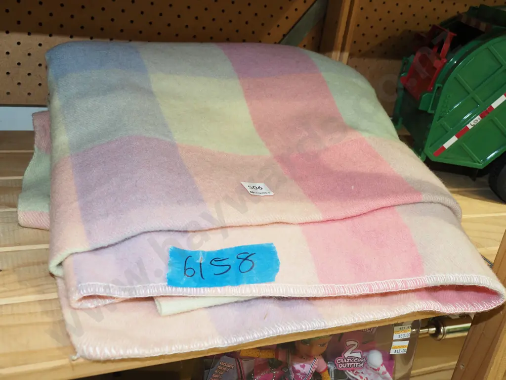 checked woollen blankeet Image 1++