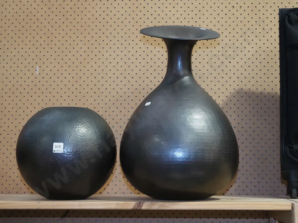 2x beaten metal vases H460 Image 1++