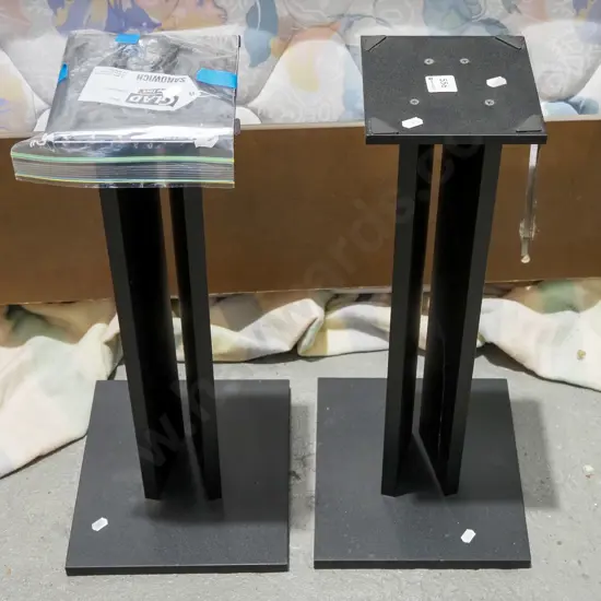 2x speaker stands