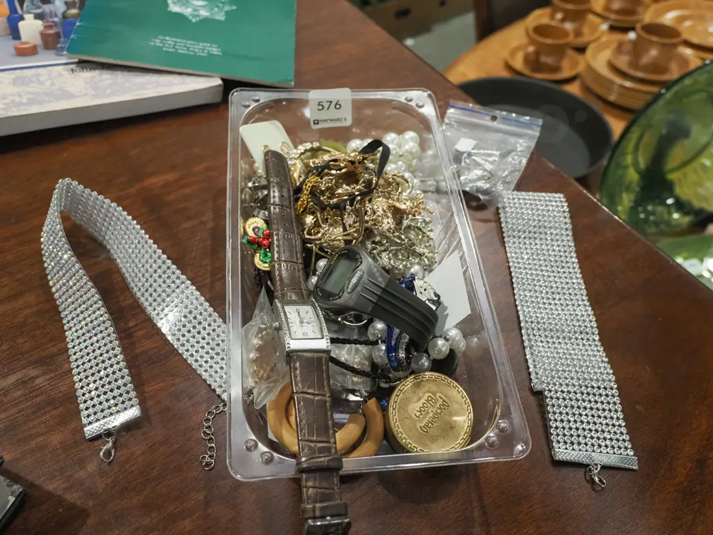 tray of costume jewellery Image 1++