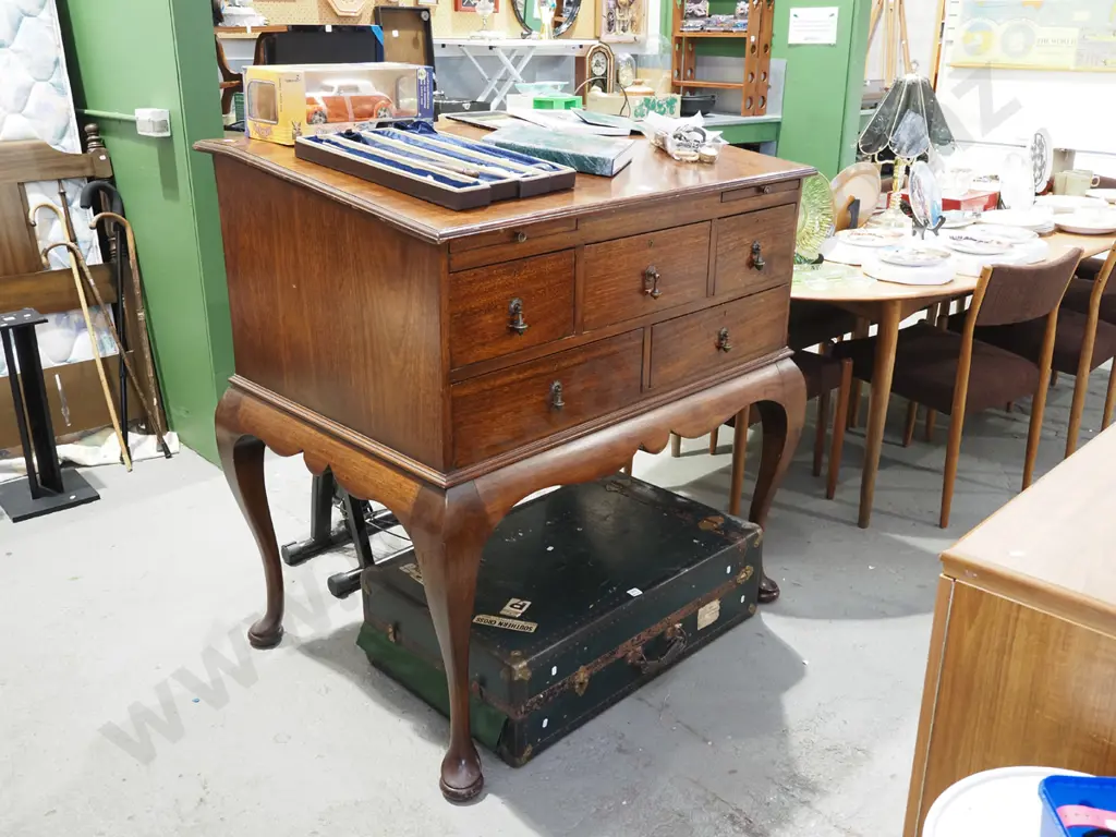 colonial mahogany clerk's style desk with cab legs Some scratching and wear to top. H1150 W1060 D760 Image 1++