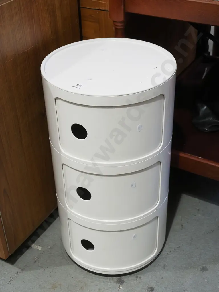 Mocka cylindrical stand with 3 sliding doors H590 Image 1++