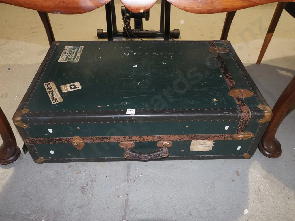 vintage suitcase Image 1++