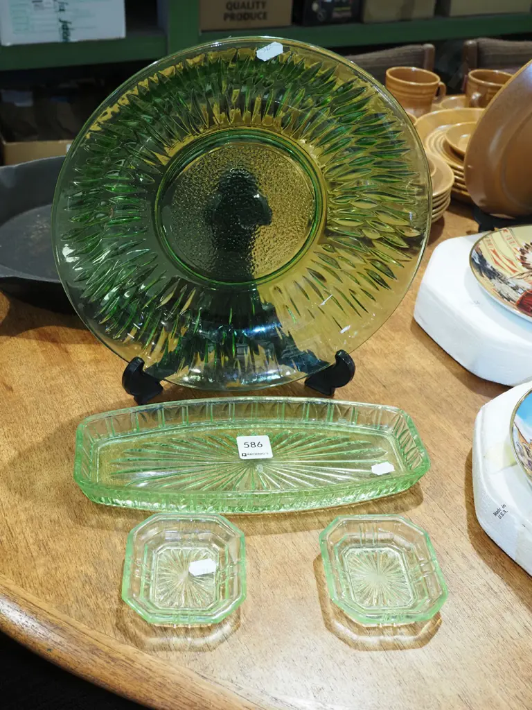 depression glass bowls, 3x small trays Image 1++