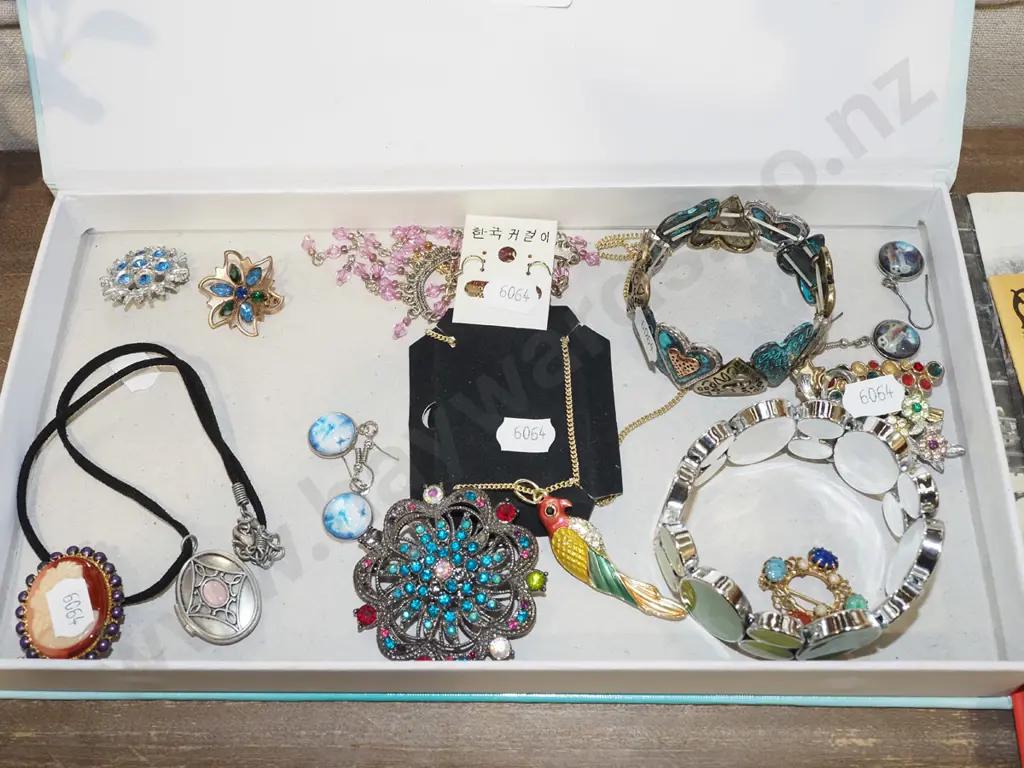 tray of costume jewellery Image 1++