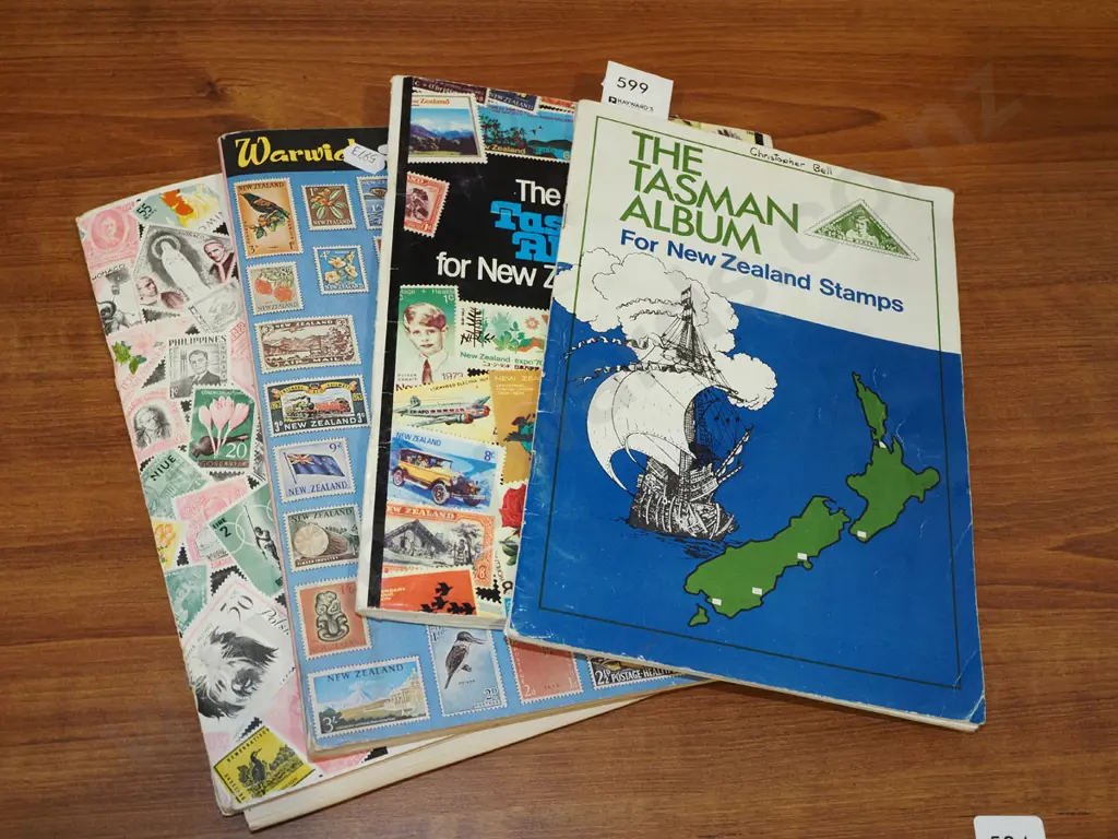 4x stamp albums Image 1++