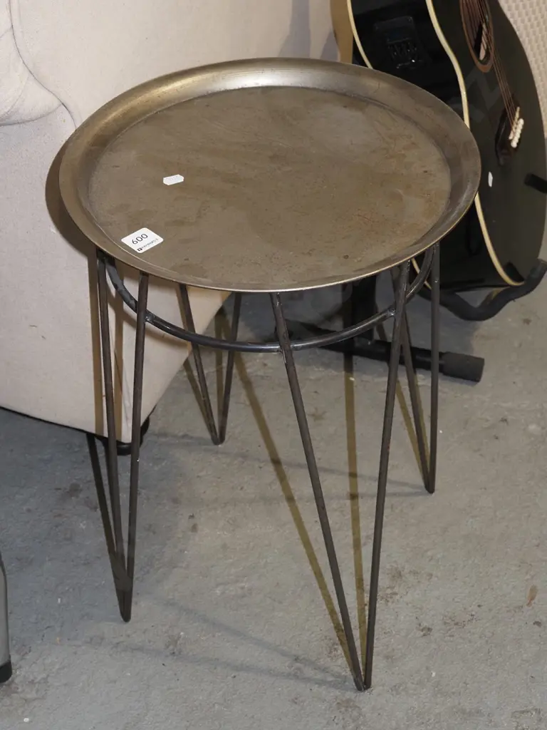 metal tray on stand H540 Image 1++
