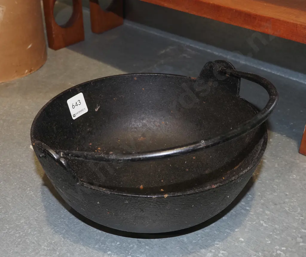 cast iron pot with handle Image 1++