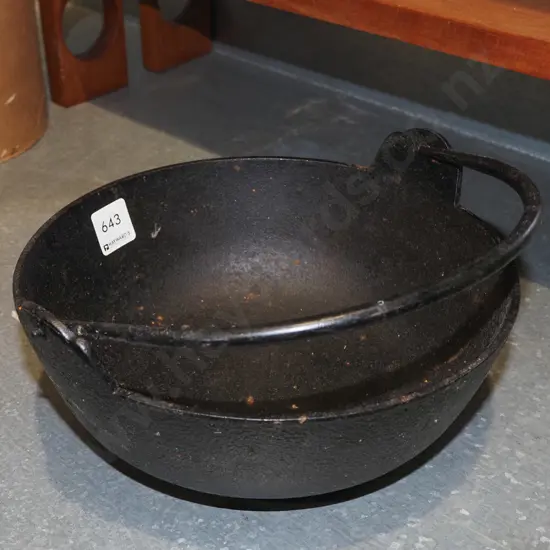 cast iron pot with handle