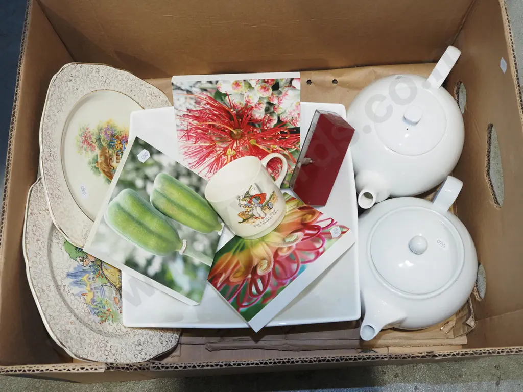 box; teapots, bowls, plates etc Image 1++