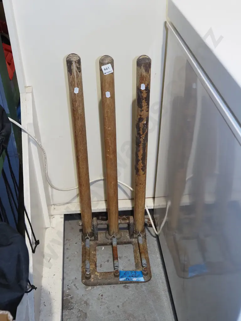 spring loaded cricket stumps Image 1++