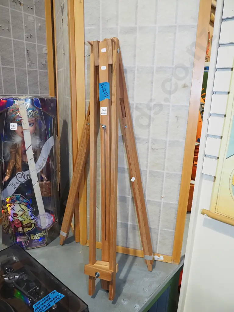 rimu artist's easel Image 1++
