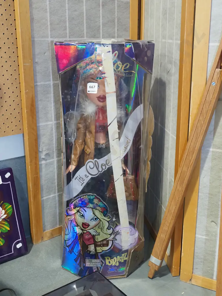 large Bratz Cloe doll - damage to packaging H660 Image 1++