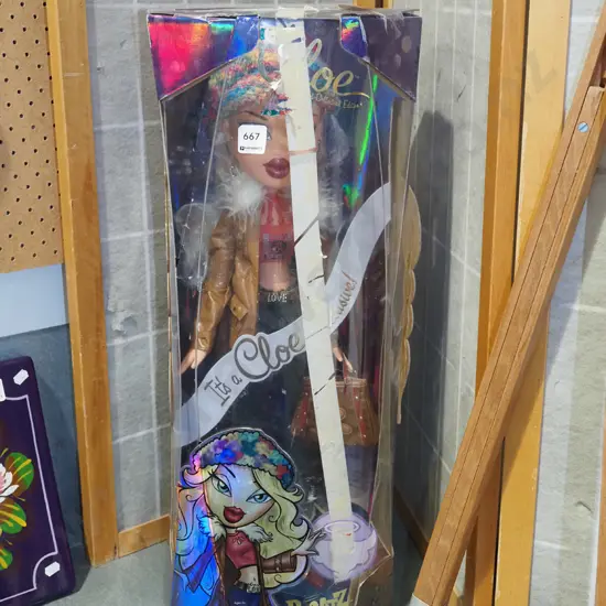 large Bratz Cloe doll - damage to packaging H660
