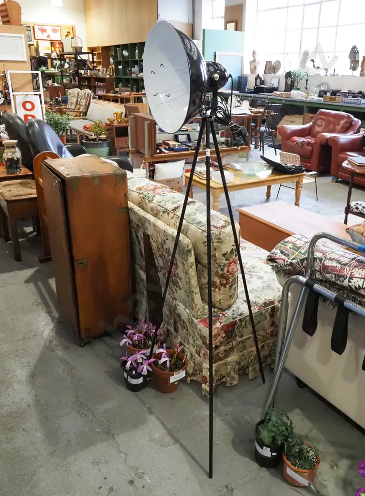 tripod standard lamp - missing light diffuser Image 1++