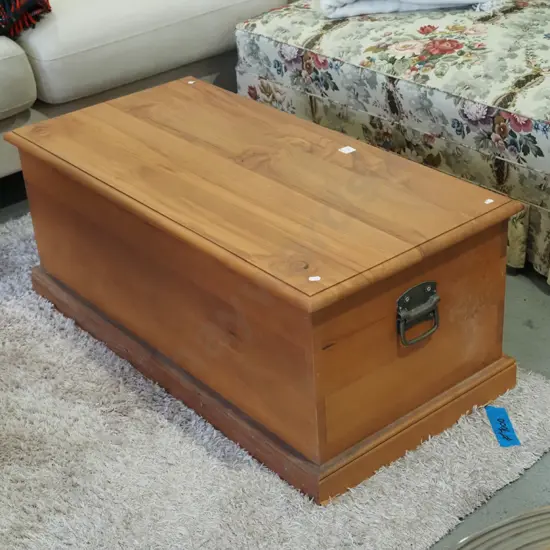 stained pine blanket box in good condition H400 W990 D490
