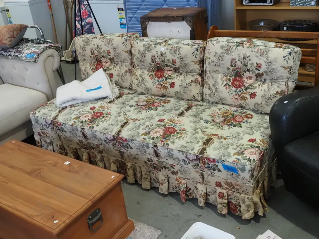 floral upholstered day bed/couch Image 1++