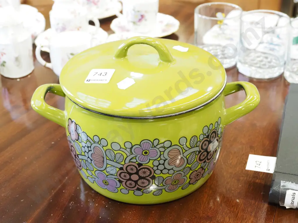 retro enamel lidded casserole - tidy interior Image 1++
