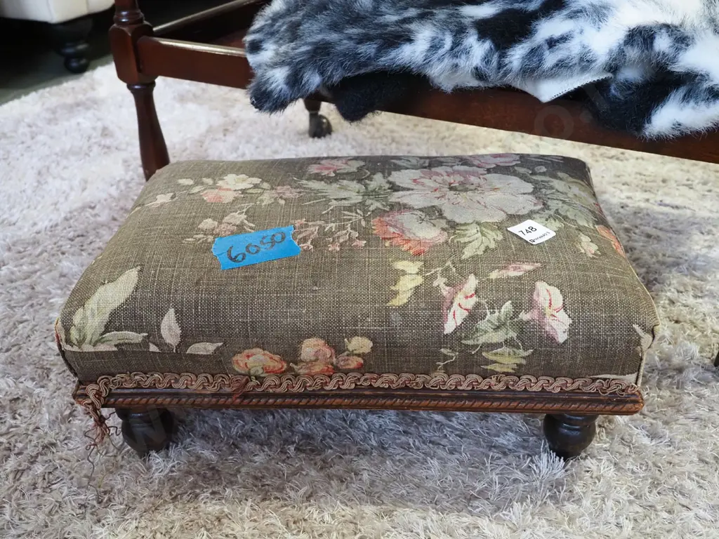 Victorian oak turned leg footstool/kneeler Image 1++