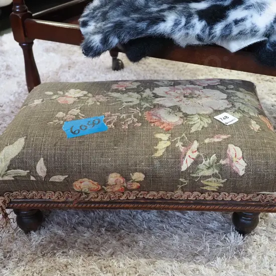 Victorian oak turned leg footstool/kneeler