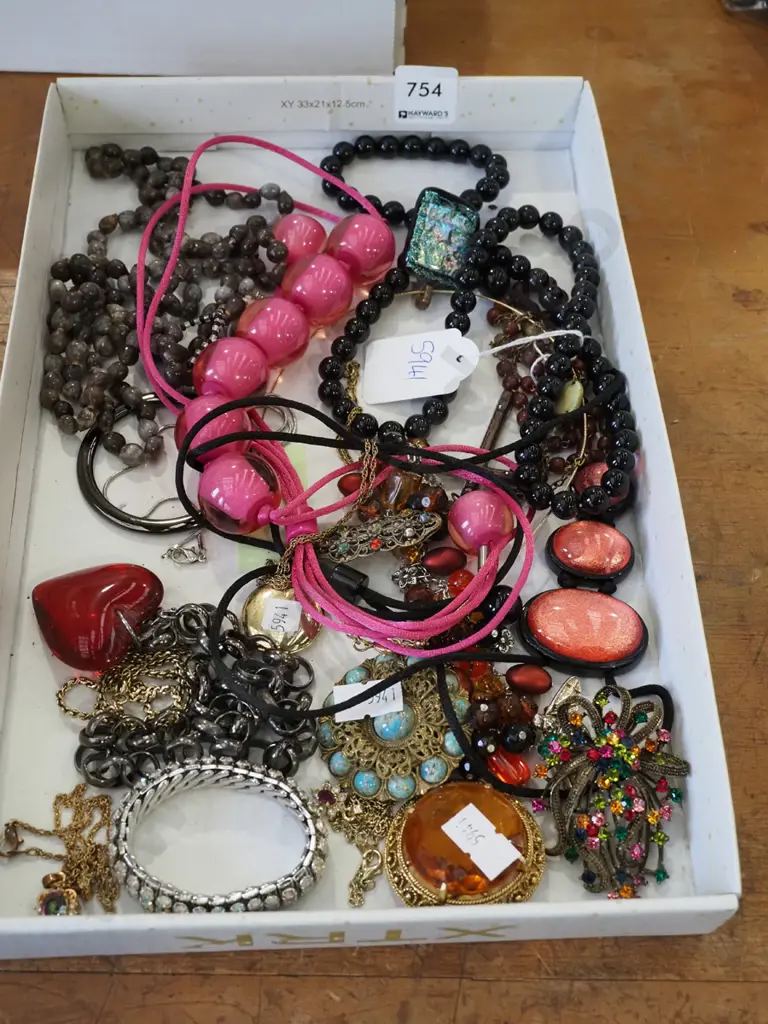tray of costume jewellery Image 1++