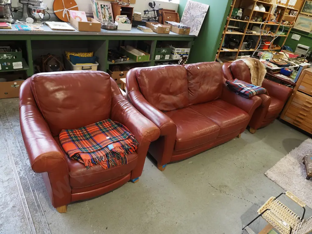 red leather 3 piece lounge suite - 2 seater and 2 singles - 2 seater and 1 chair in good condition Image 1++