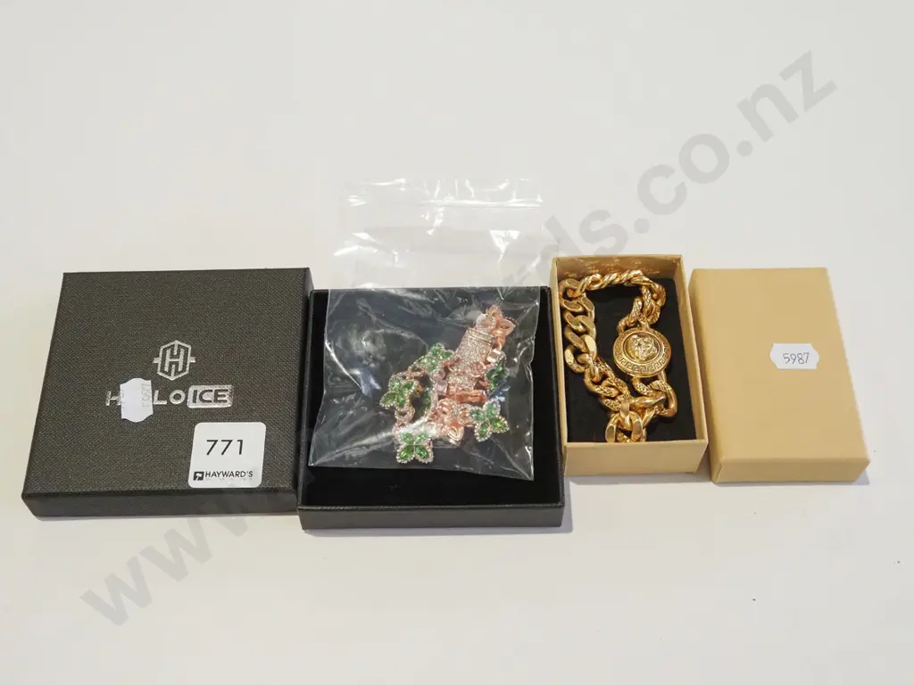 2x boxed costume bracelets  Image 1++