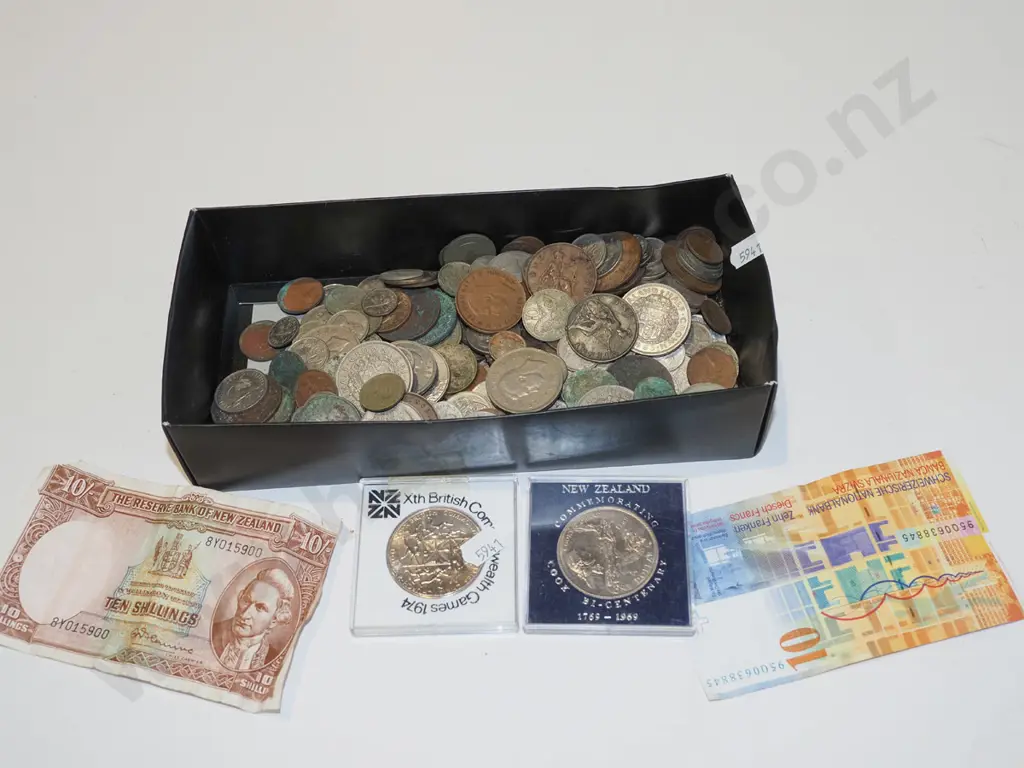 box; coins & bank notes Image 1++