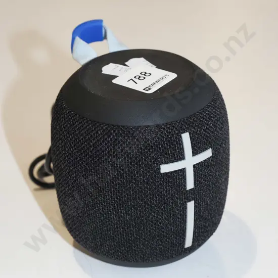 UE Boom speaker & charging cord