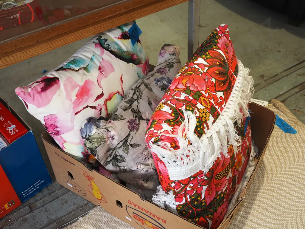 box; 3 cushions Image 1++