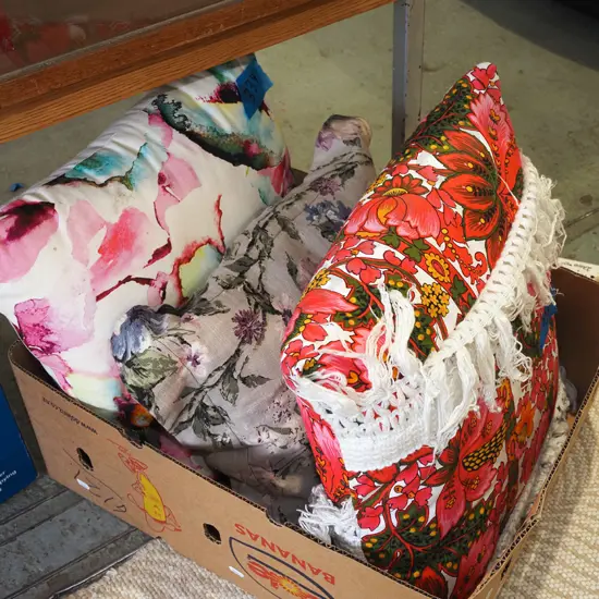 box; 3 cushions
