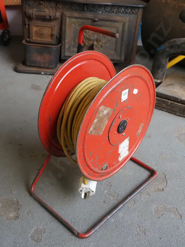 extension cord and reel Image 1++