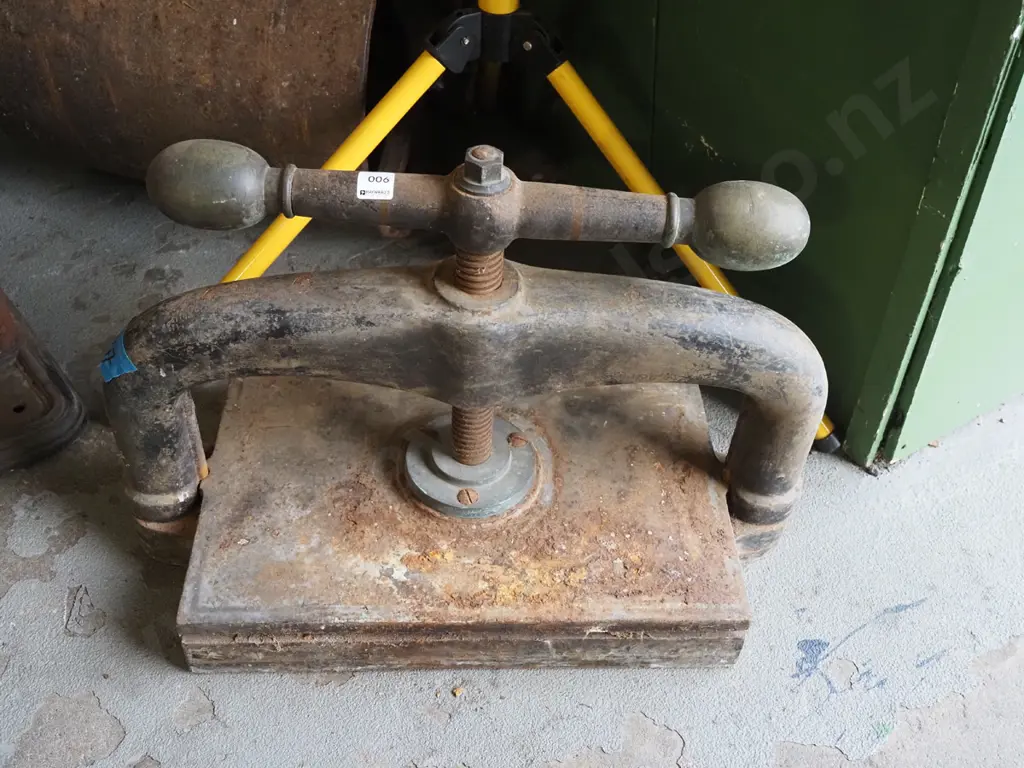 restorer's vintage book press Image 1++