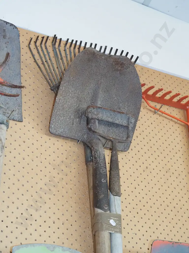 grass rake, shovel, hoe Image 1++