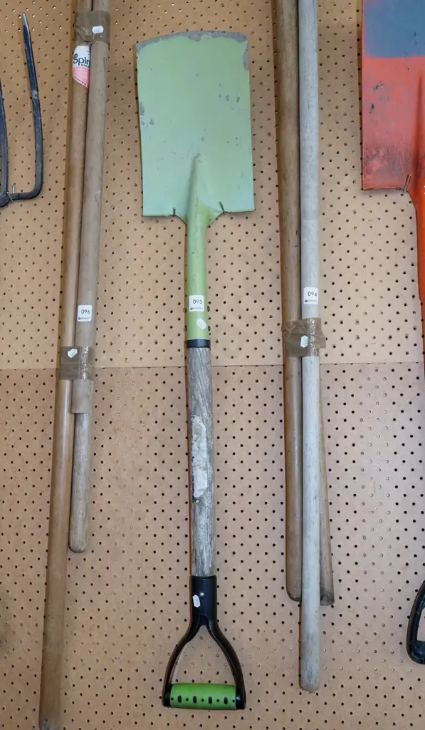 wooden handled garden spade Image 1++