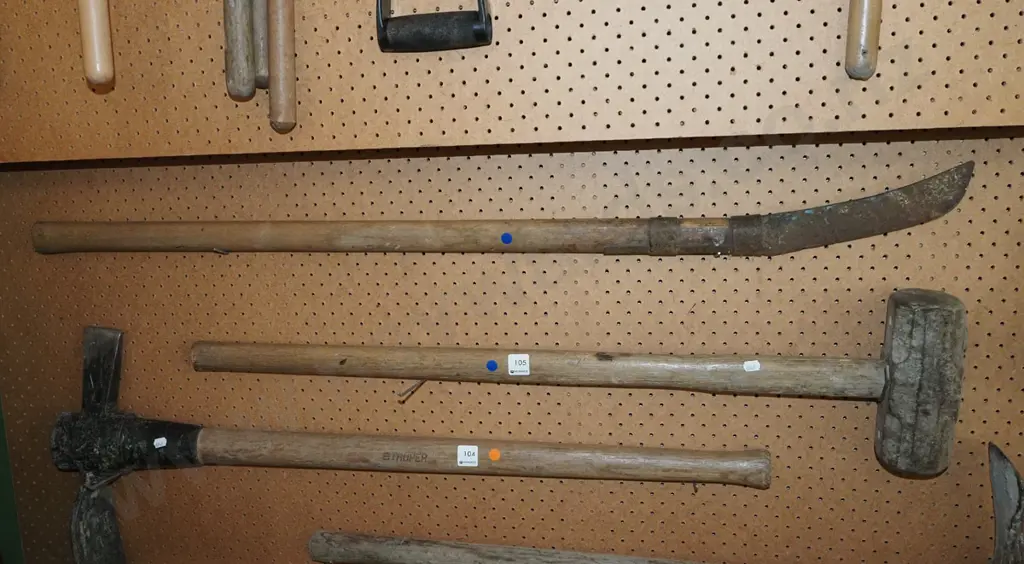 sledge hammer, slasher - blue dots Image 1++