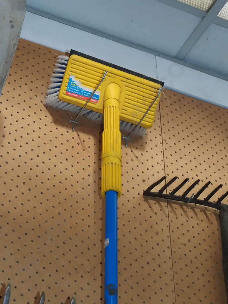 Raven telescopic window brush Image 1++