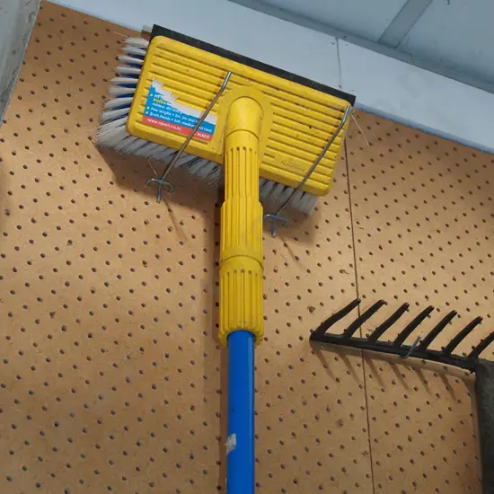 Raven telescopic window brush