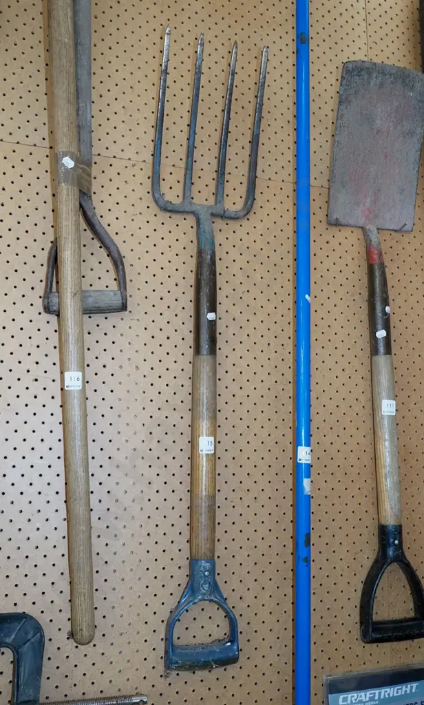wooden handled garden fork Image 1++