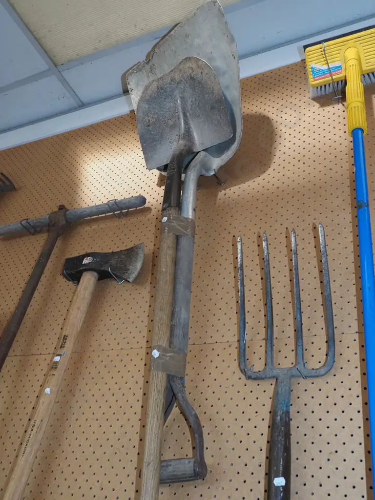 shovel, short handled wide mouth shovel Image 1++