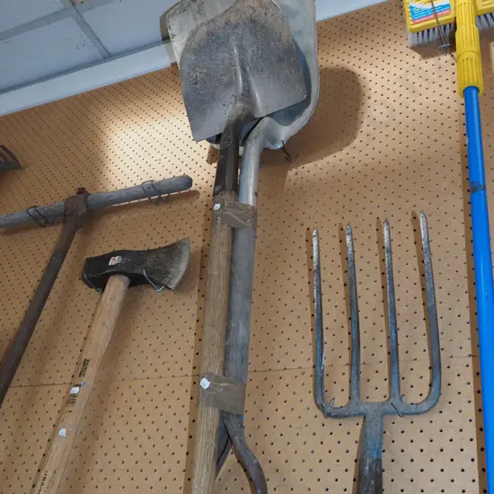 shovel, short handled wide mouth shovel
