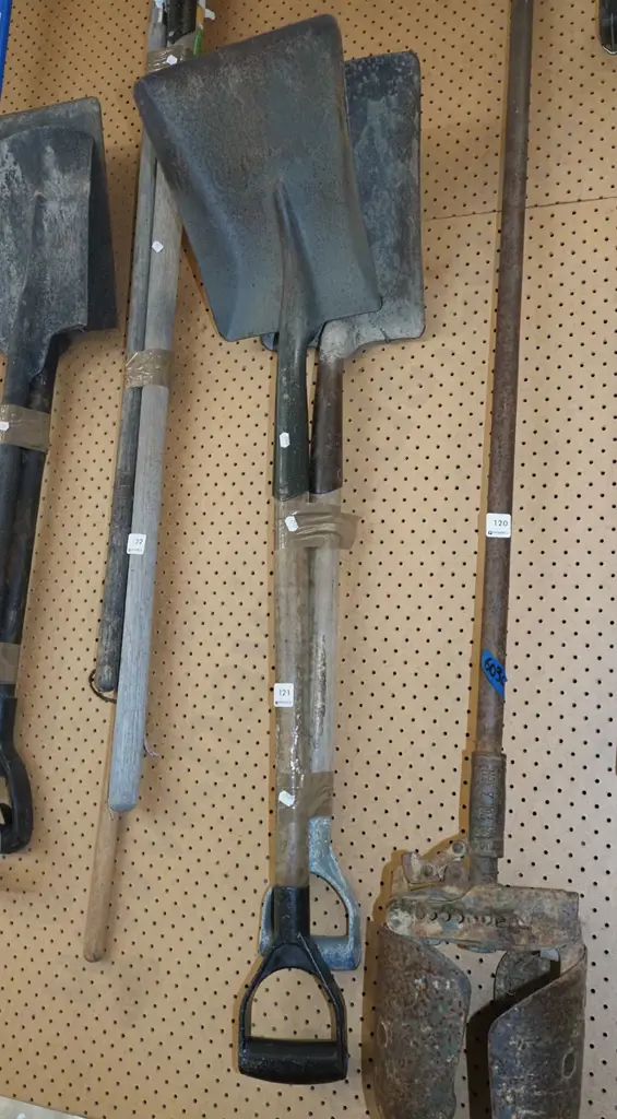 2x short handled wide mouth shovels Image 1++