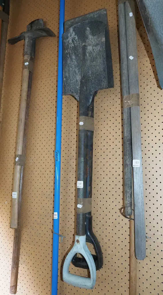 2x metal handled spades Image 1++