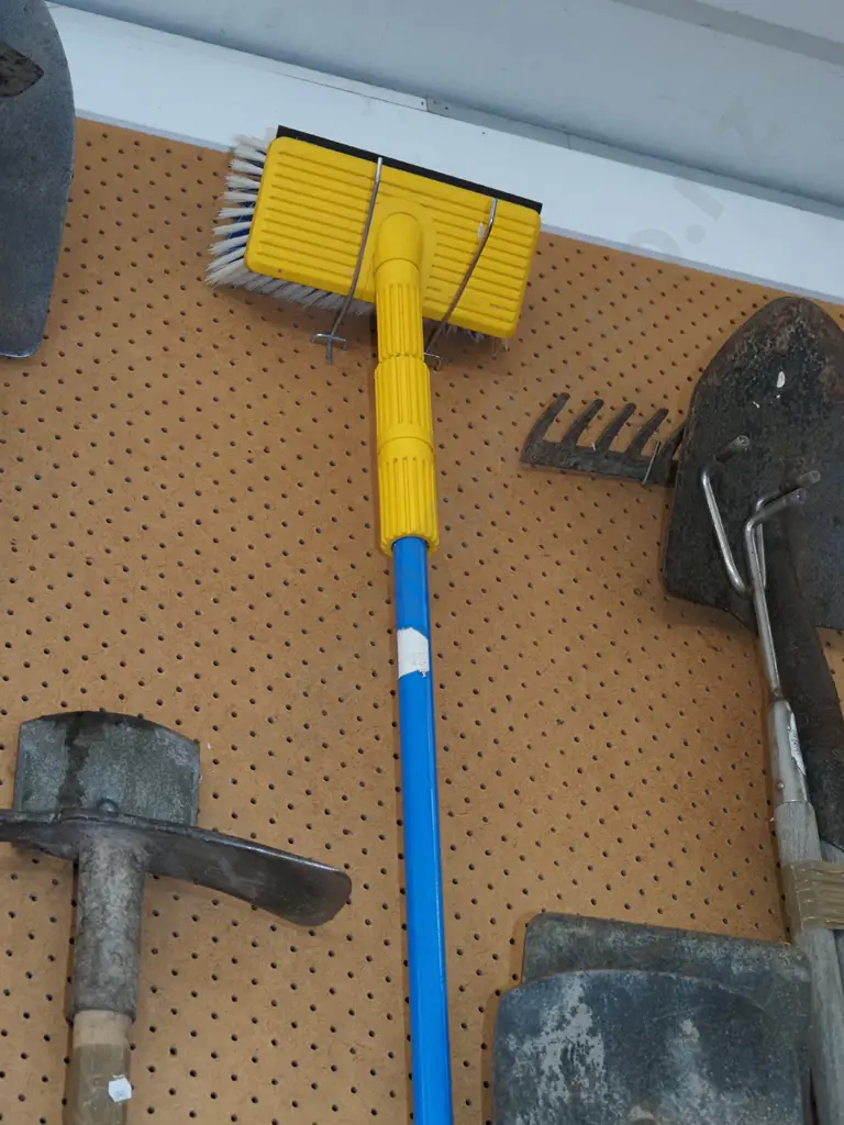 Raven telescopic window brush Image 1++