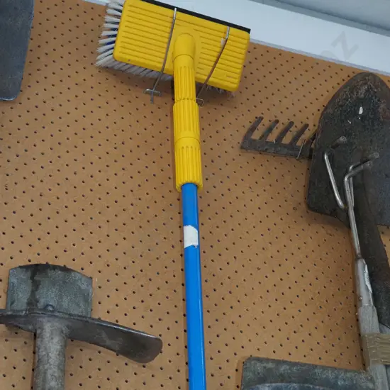 Raven telescopic window brush