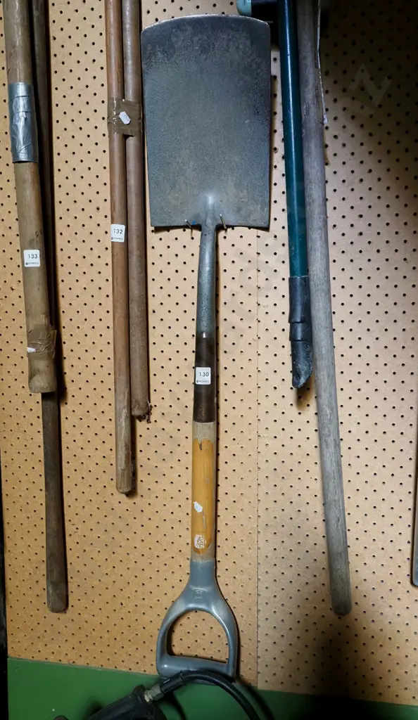 wooden handled garden spade Image 1++