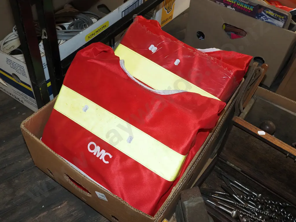 box; 2x OMC life jackets Image 1++
